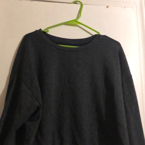 Sweatshirt (cropped) - Picture 2 of 3